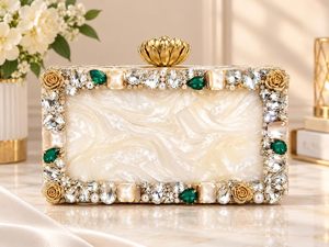 Mast Designer Resin Epoxy Party Clutch Bag für Damen mit einzigartigen Mustern, personalisierte Braut-Handtasche für Damen, geeignet für Veranstaltungen und Partys. - Product Image 6