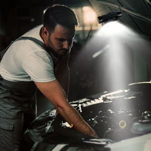 Lampada Frontale Ricaricabile con 9 Modalità di Illuminazione e Sensore di Movimento, Controllo a Mano, per Pesca, Corsa, Campeggio, Torcia con Funzione di Ricarica Telefono - Product Image 3