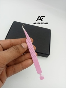 Pince à cils pour extensions de cils, angle 90 degrés, couleur rose, avec motif poupée au bas, pince à cils volume avec boîtes cartonnées - Product Image 2