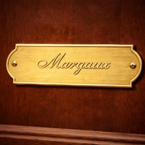 Placa de Identificación de Latón Personalizada de Lujo, Placa de Puerta Hecha a Mano para Uso Residencial, Comercial y Hotelero - Product Image 1