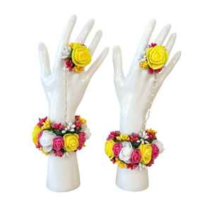 Bracelet de poignet élégant jaune jasmin, accessoire de mariée traditionnel indien pour femmes, pour mariages et Sangeets, en tissu et plastique - Product Image 1