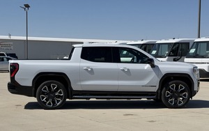 GMC Sierra EV Denali 2026 Premium, Nuevo, con Gran Autonomía, Tracción en las Cuatro Ruedas, Cabina Doble, Asientos de Cuero, Faros LED y Techo Corredizo - Product Image 4