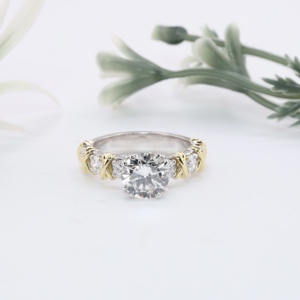 Anillo de Compromiso de Lujo con Diamante Cultivado en Laboratorio, Corte Brillante Redondo, Anillo de Boda Nupcial con Motivo de Cruz en Oro de Dos Tonos - Product Image 1