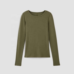 Camiseta Básica de Manga Larga Personalizada 100% Algodón OEM, Cuello Redondo Acanalado Verde Oliva, Corte Ajustado para Mujer - Product Image 3