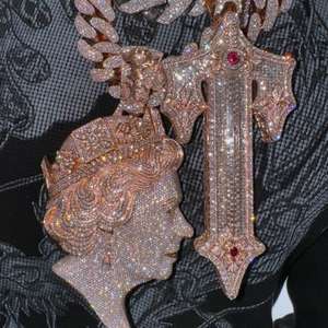 Colgante Conmemorativo Personalizado de la Reina, con Incrustaciones Completas de Moissanita VVS, Pasa la Prueba del Diamante, Colgante Pesado de Plata Maciza, Joyería - Product Image 5