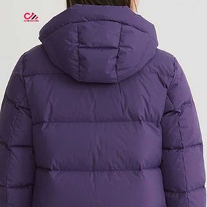 Veste matelassée et à capuche en fausse fourrure pour femme, design personnalisé OEM, fermeture éclair intégrale avec ceinture dorée, veste à bulles pour femme, doudoune d'hiver - Product Image 2