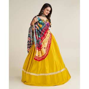 Conjunto Amarillo de Lehenga Choli para Mujer de Diseñador FB con Hermoso Dupatta, Talla M, 1100g - Product Image 2