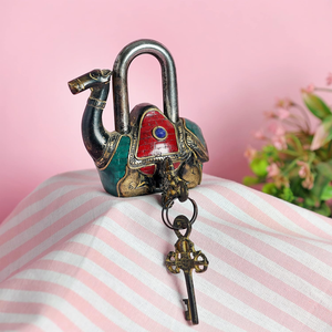 Cadenas décoratif vintage en forme de chameau, serrure en métal antique avec motif orné et clés squelette, décoration rustique pour la maison - Product Image 4