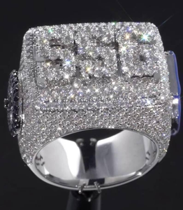 Bague carrée Moissanite Iced Out pour homme, bijoux Hip Hop, bague statement pavée, luxe, bling, cadeau tendance pour lui, style urbain audacieux, très prisée - Product Image 1