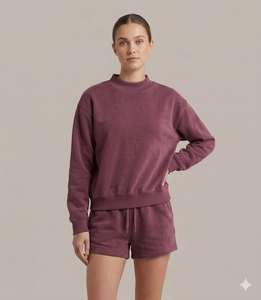Conjunto de Moda Femenina con Cuello Alto y Pantalones Cortos, Estilo Holgado para un Look Casual Inspirado en la Moda Urbana - Product Image 1