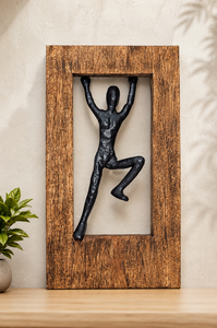 Sculpture murale artisanale en bois de manguier avec figurine abstraite d'homme grimpant, décoration artistique rustique moderne pour la maison - Product Image 6