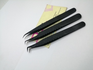 Pince à épiler professionnelle pour extensions de cils, marque privée, pointe en fibre, courbée à 90 degrés et 3 mm, pour volume russe noir – Lot de pinces à épiler pour cils - Product Image 2