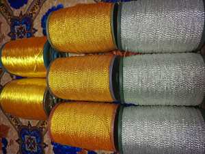 Hilo Elástico Dorado de Primera Calidad Hecho con Fibra Metálica para Bordado, Costura, Apliques, Insignias, Uniformes y Decoración - Product Image 1