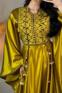 Impresionante vestido cultural afgano de satén verde esmeralda con intrincados bordados dorados en el cuerpo y amplias mangas acampanadas. - Product Image 3