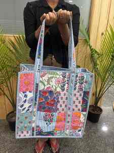 Sac fourre-tout matelassé en coton imprimé au bloc, grand sac fourre-tout élégant pour femme, sac à bandoulière pour le marché, sac de plage léger, sac fourre-tout à fleurs - Product Image 3