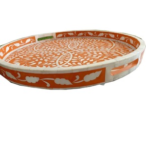 Plateau décoratif rond en bois avec motif floral gravé, style bohème, design orange et blanc, pièce unique avec poignée - Product Image 3