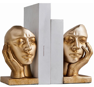 Elegantes sirenas gemelas doradas sentadas sobre sujetalibros de roca, que añaden un toque mítico a la decoración del hogar. Disponible a precios de mayorista. - Product Image 3