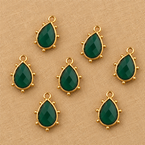 Shyama Gems Collier et Bracelet Pendentif Goutte Facetté en Onyx Vert, Quartz et Autres Pierres Précieuses, avec Monture Dorée - Product Image 3
