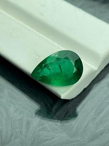 Excellente Pierre Précieuse Naturelle Émeraude Taille Poire Verte pour la Fabrication de Bijoux, Certifiée IGI, Couleur 5A avec Effet de Jeu de Couleurs/Feu, pour Bague, Pendentif et Créations Personnalisées - Product Image 3