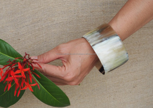 Bonne qualité Nouveau design Ox Horn Bangles Jewelry Natural Horn Color Bangle Bracelet et Best Design Bangle Horn Bracelet - Product Image 5