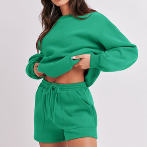 Ensemble sweat-shirt et short vert uni à col rond pour femme, manches longues, style décontracté, streetwear, vêtements de sport, OEM ODM, vente en gros - Product Image 3