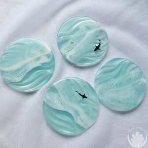 Sous-verres ronds en liège avec résine époxy bleue et support doré – Design de luxe, non toxique, écologique, diamètre et épaisseur personnalisables - Product Image 3