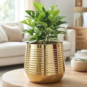 Macetero de metal personalizable con superficie antigua y diseño tribal, ideal para hogares con temática campestre o rincones espirituales. - Product Image 1