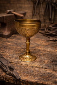 Copa de Metal con Acabado Dorado Antiguo, Cáliz Ornamentado Grabado, Copa de Vino Decorativa Vintage, Decoración de Mesa de Lujo para el Hogar - Product Image 6