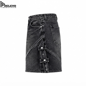 Jorts en jean multi-poches personnalisés, style Y2K délavé foncé, avec empiècements angulaires et accessoires métalliques - Product Image 3