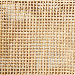 Esta es la silla de comedor Four Hands Cordoba, que tiene una estructura de madera de teca maciza en un color natural con un respaldo tejido de ratán. - Product Image 6