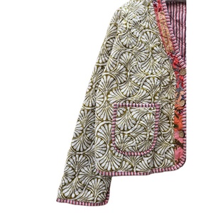 Chaqueta Acolchada de Algodón Estampada a Mano Reversible de la India, Artesanía Jaipuri, Ecológica, Resistente al Viento, Diseño Floral, Duradera - Product Image 2