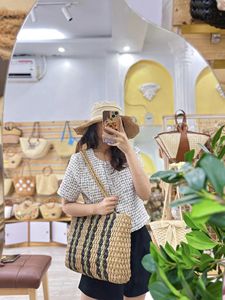 Sac fourre-tout décontracté en paille tressée, style boîte, vintage, rond, avec bandoulière en cuir PU, fermeture éclair et broderie - Product Image 5