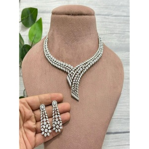 Conjunto de Collar y Aretes de Plata con Circonita Cúbica de Alta Calidad, Regalo de Boda, Joyería Moderna para Mujer - Product Image 1