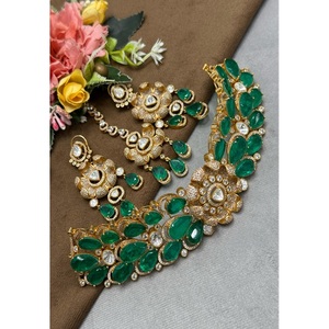 ชุดเครื่องประดับทองเหลืองชุบทองประดับมอยส์ซาไนต์ ดีไซน์คลาสสิกแบบกุนดัน ประกอบด้วยสร้อยคอ ต่างหู และติกก้า เหมาะสำหรับงานหมั้น งานแต่งงาน และงานเลี้ยงต่างๆ สำหรับผู้หญิง - Product Image 1