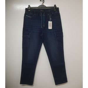 Pantalon cargo long en denim polyvalent pour homme, conçu pour le confort, la durabilité et la mode urbaine moderne, avec des poches cargo latérales profondes - Product Image 1