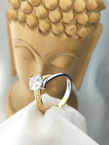 Anillo de Diamantes de Corte Redondo en Oro Blanco y Amarillo, Anillo de Compromiso de Dos Tonos con Engaste Clásico de Diamantes, Joyería Elegante y de Lujo - Product Image 2