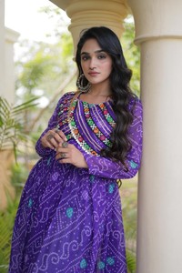Haut en faux georgette brodé Bandhani avec patchwork, taille unique, longueur cheville, coupe ample, tenue traditionnelle pour femme, Inde - Product Image 6