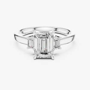 Bague de fiançailles à trois pierres en diamant de laboratoire taille émeraude 1,50 carat, or jaune 9K, vente en gros OEM, bijoux fins - Product Image 1
