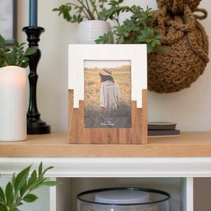 Cadre photo en résine fait main, impression typographique 3 couleurs, montage mural, orientation verticale - Product Image 1