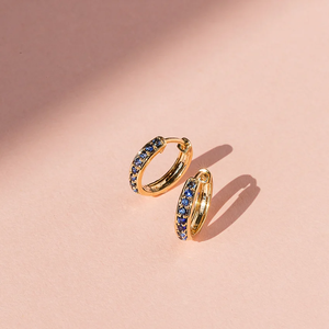 Pendientes de Aro de Oro para Mujer con Piedras Laterales de Zafiro Azul, Estilo Clásico para Uso Diario - Product Image 3