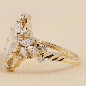 Anillo de compromiso con diamante talla marquesa en oro amarillo con piedras laterales en racimo floral, un diseño único de inspiración vintage y lujoso. - Product Image 4