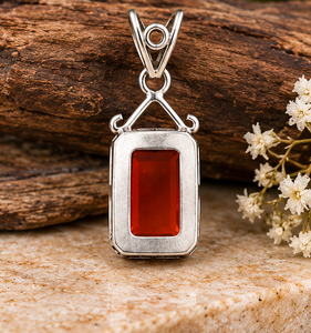 Pendentif en quartz rubis avec grande pierre rouge rectangulaire et attache décorative en argent pour bijoux féminins - Product Image 4