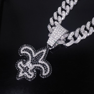 Pendentif Fleur de Lys en Argent 925 Plaqué Rhodium avec Pierres Moissanite, Charme de Luxe Unisexe - Product Image 3