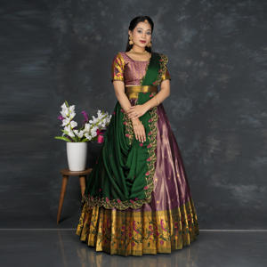 Magnifique Lehenga Choli en Soie Banarasi avec Dupatta Vert Contrastant, Bordure Zari Intricata, Idéal pour Mariage Traditionnel, Bal de Promo ou Plage, Longueur Ras du Sol - Product Image 1
