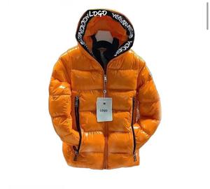 Chaqueta Acolchada Negra con Capucha para Hombre, con Logotipo Personalizado, Cortavientos, Informal, de Invierno, con Relleno de Poliéster Grueso, Cierre de Cremallera - Product Image 4