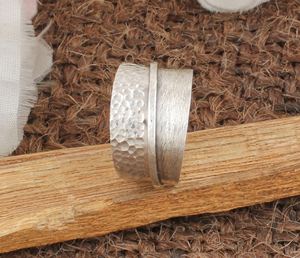 Anillo de Plata de Ley 925 Hecho a Mano con Bisel Martillado, Anillo Minimalista Apilable para Hombre y Mujer, Plata Artesanal - Product Image 4