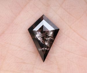 OM GEMS Diamante de laboratorio de corte fantasía Sal y Pimienta de 1.80 Ct con forma de cometa única, Diamante de laboratorio suelto personalizado de Sal y Pimienta para joyería - Product Image 6