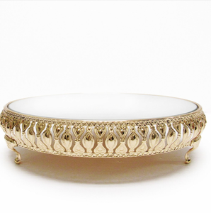 Soportes redondos dorados para pasteles con laterales de celosía recortada y cristales ovalados, disponibles a precios de mayorista. - Product Image 6