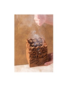 Quemador de incienso Bakhoor de madera étnica que representa la artesanía tradicional con hermosos detalles y utilidad cotidiana. - Product Image 3