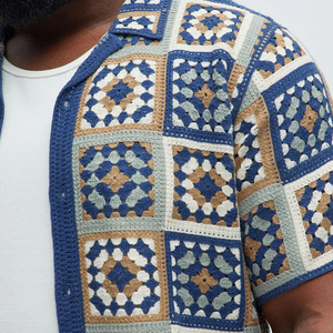 Chemise décontractée à manches courtes en tricot pour homme, col en V, motif géométrique, coupe régulière, coordonnée avec un pantalon blanc - Product Image 4